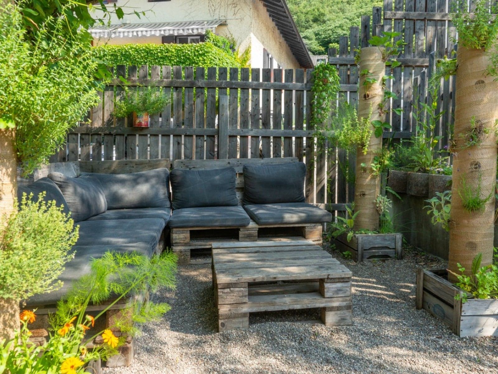 Minimalistische Gartenmöbel: Zeitlose Designs für moderne Terrassen